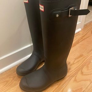 Like New Hunter Black Rain Boots